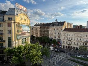 vistas a una ciudad con edificios y una calle en CORNER APARTMENT, en Budapest