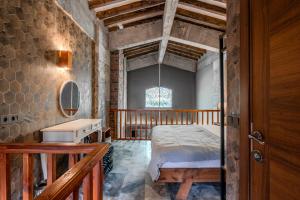 een slaapkamer met een bed, een tafel en een raam bij Marjoram Otel in Sile