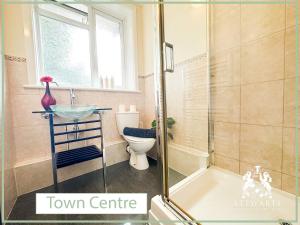 a bathroom with a shower and a toilet at Town Centre Apartment Sleeps 9 in Bournemouth