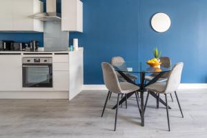 Una cocina o cocineta en Indigo Heaven at Hemel