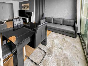 een woonkamer met een bank en een tafel bij Le Lumineux - Proche centre-ville et Atlantis in Saint-Herblain +29 foto's