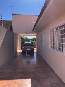um carro estacionado na garagem de uma casa em Casa Térrea 3 quartos, sendo 1 suíte Maringá em Maringá