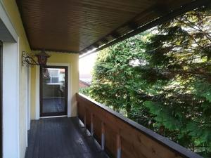 eine Veranda eines Hauses mit einer grünen Wand in der Unterkunft 3072 Apartment MITTERFELD - Top B in Kasten bei Böheimkirchen