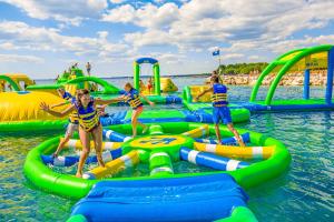 Πισίνα στο ή κοντά στο Camping Lac des Vieilles Forges