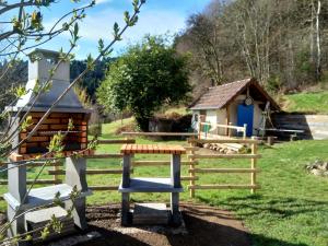 a bench in front of a fence and a cabin at Vogesenparadies in Kirchberg