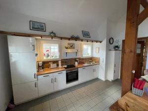 Kuchyň nebo kuchyňský kout v ubytování Landhaus up de Warft - Störtebecker + 16 fotografií