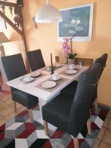 d'une table à manger et de chaises avec une table et des chaises blanches. dans l'établissement Wohnung in Hahnenklee mit Garten, à Goslar