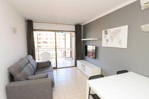 sala de estar con sofá y mesa en DIFFERENTFLATS Costa d' Or II, en Cambrils