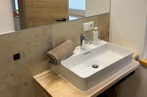 Ένα μπάνιο στο Ferienwohnung Pudelwohl +1 φωτογραφίες