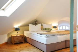 1 dormitorio con 1 cama en el ático en FeWo Lieselotte, en Borkum