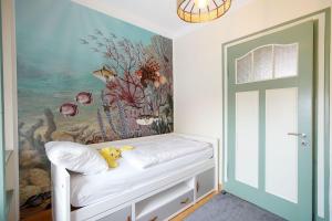 una habitación con un animal de peluche sentado en una cama en FeWo Lieselotte, en Borkum