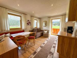 ein Wohnzimmer mit einem Sofa und einem Tisch in der Unterkunft Frühstückspension Seeblick in Achenkirch