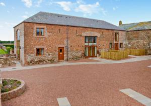 une maison en briques avec une allée en face de celle-ci dans l'établissement Vallum at Hadrians Wall, à Irthington