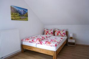 1 dormitorio con 1 cama y una foto en la pared en Ferienwohnung Ottobeuren en Ottobeuren
