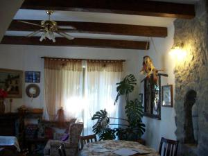 una sala da pranzo con tavolo e ventilatore a soffitto di La Casa Nel Bosco a Beverino