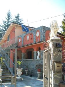 ein Haus mit einem Zaun davor in der Unterkunft La Casa Nel Bosco in Beverino