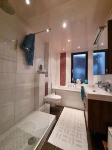 La salle de bains est pourvue d'un lavabo, de toilettes et d'une baignoire. dans l'établissement Ferienwohnung für 2 Personen 70 m in Eschwege, à Eschwege