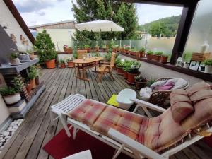 une terrasse avec une table, des chaises et des plantes en pot dans l'établissement Ferienwohnung für 2 Personen 70 m in Eschwege, à Eschwege