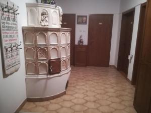 a hallway with a large wooden cabinet in a room at 3072 Apartment MITTERFELD - Top A in Kasten bei Böheimkirchen