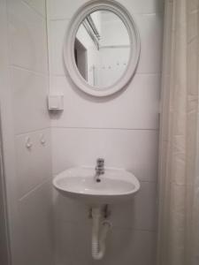 Baño blanco con lavabo y espejo en 3072 Apartment MITTERFELD - Top A en Kasten bei Böheimkirchen