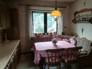 een eetkamer met een roze tafel en stoelen en een raam bij 3072 Apartment MITTERFELD - Top A in Kasten bei Böheimkirchen