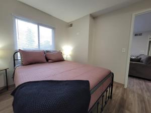Säng eller sängar i ett rum på 2 Bedroom 2 Bath Apartment Near Mayo, Park Free!
