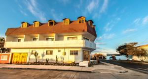 a building with a roof on top of it at HOTEL QUINTA ESTACIÓN in Caldera