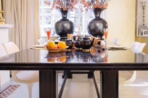 a table with a bowl of oranges on it at Design B&B Naarden Vesting in Naarden