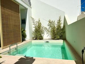 Swimmingpoolen hos eller tæt på Casa di design con mini-pool