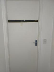 Una puerta blanca con un cartel encima. en Flat Smart Residence en Teresina