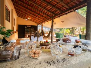 卡薩布蘭卡的住宿－Pousada Confraria Casa Branca，一张桌子,上面有餐桌布,上面有食物