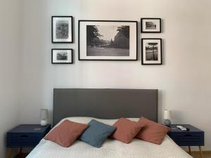 - une chambre dotée d'un lit avec 4 photos sur le mur dans l'établissement Charming Central Apartments, à Cluj-Napoca