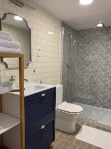 La salle de bains est pourvue d'un lavabo, de toilettes et d'une douche. dans l'établissement Charming Central Apartments, à Cluj-Napoca