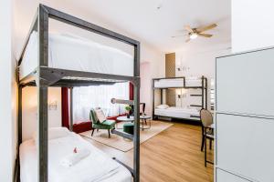 une chambre avec un lit superposé et un salon dans l'établissement Maverick Downtown, à Budapest