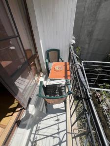 - un balcon avec une table et une chaise dans l'établissement Studio VILI, à Varna