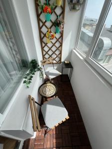 balcón con 2 sillas, mesa y 2 ventanas en Varna Top Center Luxury Apartment, en Varna