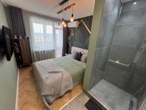 Un dormitorio pequeño con una cama y una ducha. en Varna Top Center Luxury Apartment, en Varna 14 fotos más