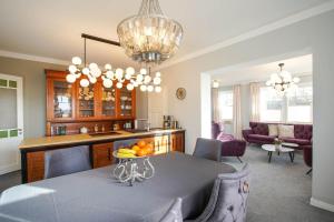 博尔库姆FeWo Elisabeth的厨房里有一张桌子,桌子上放着一碗水果