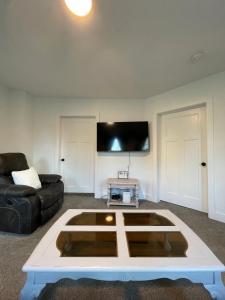 - un salon avec un canapé et une table dans l'établissement 2 Bedroom Apartment, Walk To Mayo, Free Parking, à Rochester
