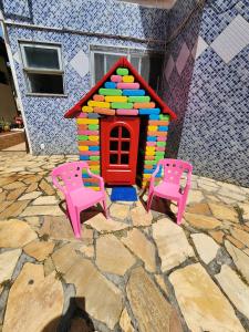 una casa de juegos con dos sillas y una casa de juguetes en Hotel Park Stella Mares, en Salvador