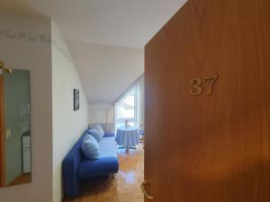 ZwingenbergにあるABM Apartment 37の青いソファとテーブルのあるリビングルーム