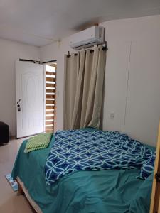 Schlafzimmer mit einem Bett und einem Fenster in der Unterkunft Habitación margarita in Bayahibe