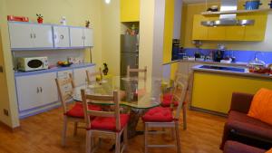 科里德尼亞的住宿－B&B del Cactus，一间厨房,里面配有玻璃桌和椅子