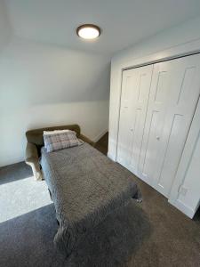 A Restful Retreat - Walk to Mayo - Free Parking tesisinde bir odada yatak veya yataklar
