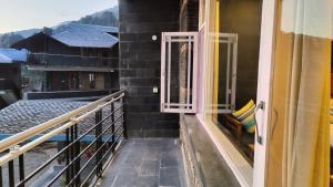 uma varanda com uma porta aberta para um quarto em Great Empire Hotel em Dharamshala