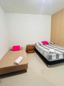En eller flere senge i et værelse på Posada Francelly