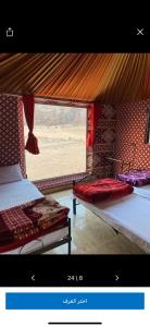 um quarto com 2 camas e uma janela num quarto em Wadi rum moon camp em Disah