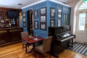Camera blu con pianoforte e tavolo di Imperial Hotel a Tralee
