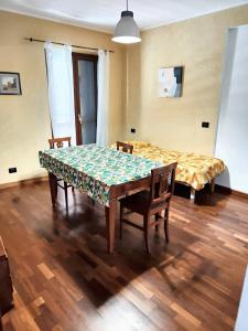 una sala da pranzo con un tavolo e due letti di 2 bedrooms apartement with city view and balcony at Messina 1 km away from the beach a Messina