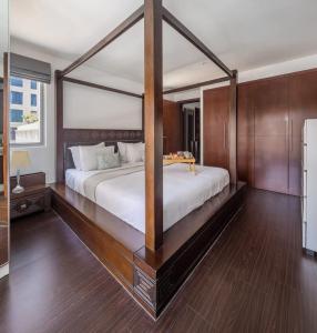 a bedroom with a large bed with a wooden frame at Frank Porter - Marina Promenade in Dubai